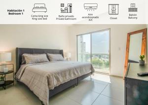 ein Schlafzimmer mit einem Bett und einem großen Fenster in der Unterkunft Departamento en Paraiso Country Club - Amenidades de lujo in Cuernavaca