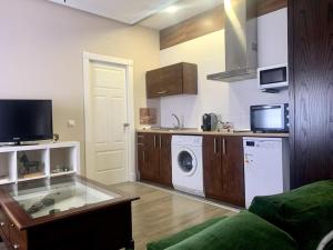 een keuken met een wasmachine en droger in de kamer bij Tiger (wifi) in Avila