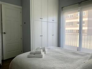 a bedroom with a bed with towels on it at Tiger (wifi) in Ávila