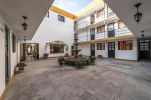 un gran patio con una fuente en un edificio en Hotel Meson de Isabel en Querétaro