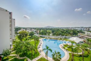 einen Blick über den Pool eines Resorts in der Unterkunft Departamento en Paraiso Country Club - Amenidades de lujo in Cuernavaca