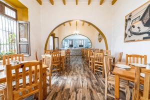 jadalnia z drewnianymi stołami i krzesłami w obiekcie Hotel Meson de Isabel w mieście Querétaro