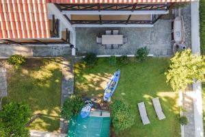 Bazén v ubytování Beach Front Vintage Villa Kalliktratis nebo v jeho okolí