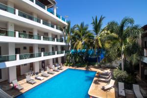 een luchtzicht op een hotel met een zwembad bij Rincon Resort in Los Ayala