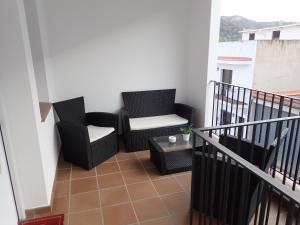 - Balcón con 2 sillas y mesa en Apartaments L´AMFORA, en Tossa de Mar