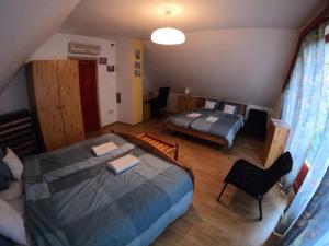 1 dormitorio con 2 camas, mesa y silla en Totális Harmónia Villa en Miskolctapolca