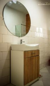 y baño con lavabo y espejo. en Or'Delice Residence, en Antananarivo
