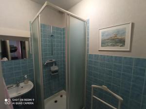 W łazience znajduje się prysznic, umywalka i toaleta. w obiekcie Chez Vivi et Jean Pierre Maison 8 à 9 personnes au calme vue montagne WIFI w mieście Gérardmer +11 zdjęć
