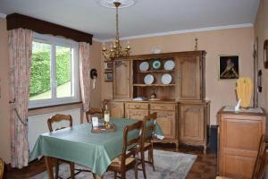 jadalnia ze stołem i szafką w obiekcie Chez Vivi et Jean Pierre Maison 8 à 9 personnes au calme vue montagne WIFI w mieście Gérardmer