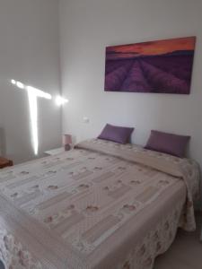 Schlafzimmer mit einem Bett mit Wandgemälde in der Unterkunft alloggio le due querce in Acquapendente
