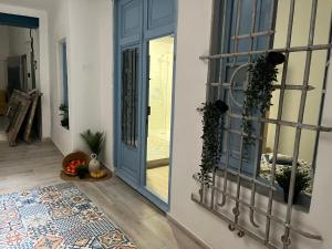 einen Flur mit blauer Tür und einem Teppich in der Unterkunft Alzira bonita Habitación Azul con baño privado in Alzira