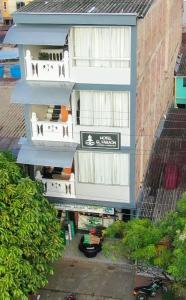 uma vista aérea de um edifício com varandas brancas em HOTELES ORITO EL FARAON ORITO em Orito