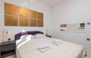 Posteľ alebo postele v izbe v ubytovaní 6 Bedroom Amazing Home In Icici