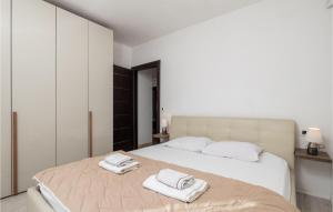 Posteľ alebo postele v izbe v ubytovaní 6 Bedroom Amazing Home In Icici
