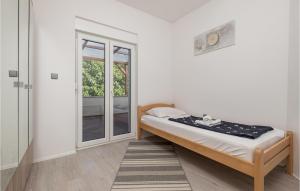 Posteľ alebo postele v izbe v ubytovaní 6 Bedroom Amazing Home In Icici