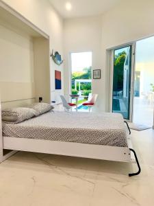 een slaapkamer met een groot bed en een balkon bij Men only clothing option guesthouse near Wilton Manors in Fort Lauderdale