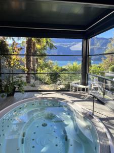 - un bain à remous dans une chambre avec vue sur l'océan dans l'établissement Les Suites du Lac, à Aix-les-Bains