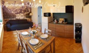 Kuchyňa alebo kuchynka v ubytovaní Apartamenty MOŁS Zakopane