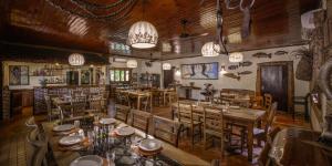 ein Restaurant mit Holztischen und -stühlen in einem Zimmer in der Unterkunft Pousada Araras Pantanal Eco Lodge in Carvoalzinho