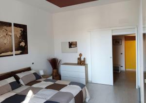 1 dormitorio con 1 cama y puerta corredera de cristal en CIVICO 7 - Appartamento moderno e rifinito, en Ariccia