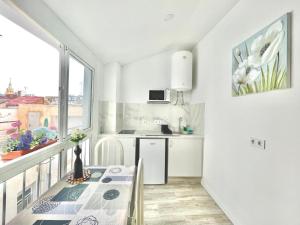 Kuchyňa alebo kuchynka v ubytovaní Sol Apartamentos Centro Histórico