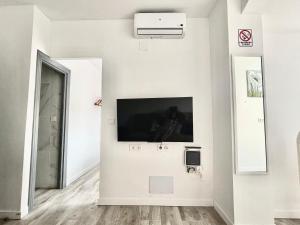 Televízia a/alebo spoločenská miestnosť v ubytovaní Sol Apartamentos Centro Histórico