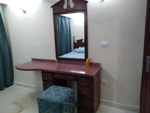 La salle de bains est pourvue d'une coiffeuse et d'un miroir. dans l'établissement Apartment, à Hurghada