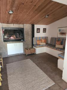 Una sala de estar con un sofá y una chimenea. en Watervalsrivier Farm, en Prince Albert
