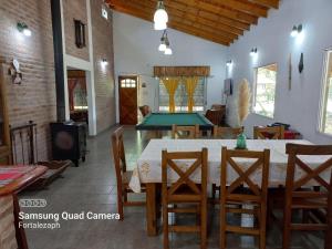 La Villarense في بوينس آيرس: غرفة طعام مع طاولة بينج بونغ وطاولة بلياردو