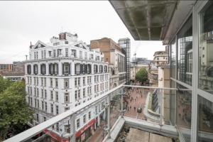een uitzicht op een stadsstraat vanuit een gebouw bij stylish two bed in the heart of the city in Birmingham