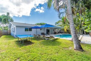 フォート・ローダーデールにあるSpacious Home 4BRs Home, Game Room & Private Poolの裏庭(プール、家あり)