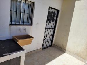 ein leeres Zimmer mit einem Waschbecken und einem Fenster in der Unterkunft Vila Gesell, zona centro y playa in Villa Gesell