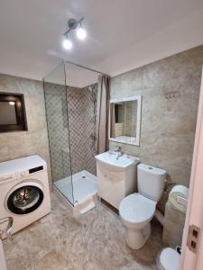DREAMS ESCAPE في كرايوفا: حمام مع حوض استحمام وغسالة ملابس