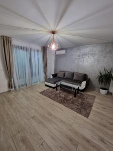 un soggiorno con divano e tavolo di DREAMS ESCAPE a Craiova