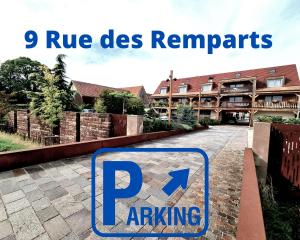 un cartello che legga Rue des Remparts Parking di Le Dormeur a Dorlisheim