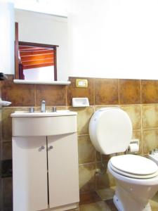 een badkamer met een toilet en een wastafel bij El mirador de iruya in Iruya