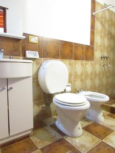 uma casa de banho com um WC e um lavatório em El mirador de iruya em Iruya