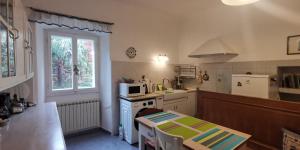 uma cozinha com um fogão e um micro-ondas em Charming apartment in a 19th century villa em Trieste