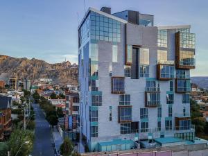 Atix Hotel في لاباز: مبنى طويل مطل على مدينة