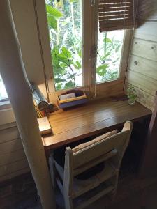 un escritorio de madera con una silla frente a una ventana en Colonia Suite Apartments, en Colonia del Sacramento