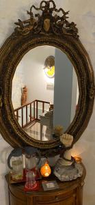 un espejo sentado sobre una mesa de madera en Hotel George en Kalamata