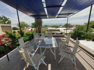 un patio con mesa y sillas en una terraza en EDU`S HOUSE IIi en Guaymallén