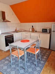 cocina con mesa y sillas en Apartment Veduta en Bovec