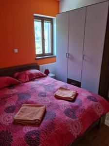 - une chambre avec un lit et 2 serviettes dans l'établissement Apartment Veduta, à Bovec