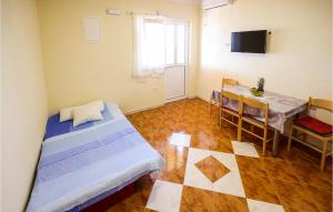 Ein Bett oder Betten in einem Zimmer der Unterkunft 1 Bedroom Nice Apartment In Starigrad Paklenica