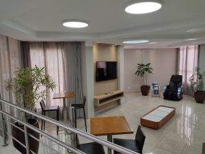 TV a/nebo společenská místnost v ubytování Harbor Querência Hotel