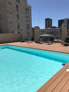 una piscina en la azotea de un edificio en Beautiful apartment in Paseo de la Cisterna en Buenos Aires