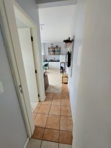 pasillo de una cocina con suelo de baldosa en Excelente Apartamento a 1 quadra e meia do mar, en Florianópolis