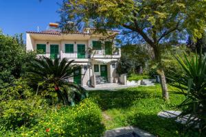 una casa en medio de un jardín en Stathopoulos Apartments, en Sampatiki