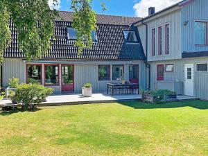 una casa con patio y patio de césped en Holiday home TORSLANDA III en Torslanda